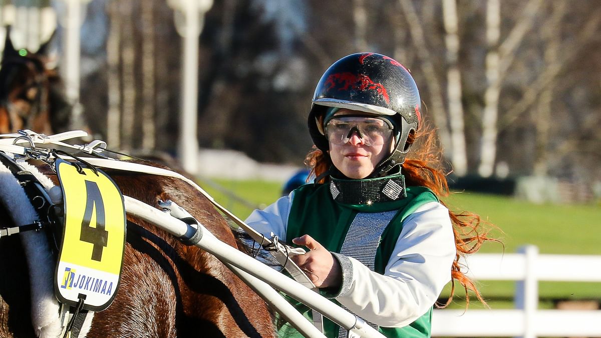 Reetta Tervonen harrastaa hevosurheilua monipuolisesti.