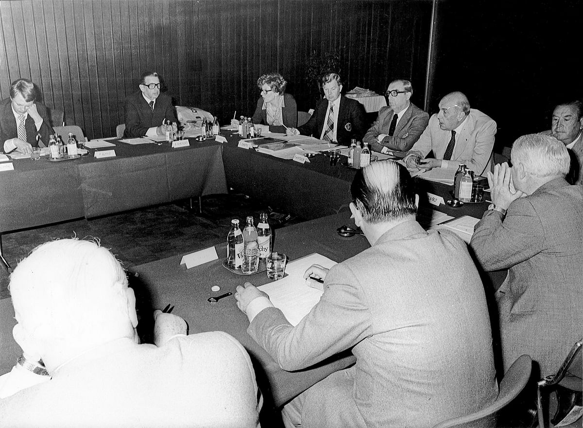 Hippos kansainvälistyi nopsaan ja liittyi Euroopan Raviliittoon (UET) jo 1974. Vuonna 1980 järjestettiin UET:n yleiskokous ensi kertaa Suomessa. Hipposta edustivat muun muassa pääsihteeri Matti Mahlamäki (kuvassa ylhäällä vasemmalla) ja puheenjohtaja Bengt Nybondas. Pöydän päässä istui UET:n johto, vasemmalta sihteeri Elfride Wacker, pääsihteeri Åke Isberg (Ruotsi), puheenjohtaja kreivi Pierre de Montesson (Ranska), pääsihteeri Eitel Möllhausen (Italia) ja varapuheenjohtaja Egil Alnaes (Norja). 