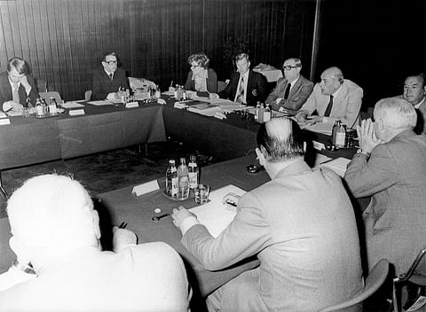 Hippos kansainvälistyi nopsaan ja liittyi Euroopan Raviliittoon (UET) jo 1974. Vuonna 1980 järjestettiin UET:n yleiskokous ensi kertaa Suomessa. Hipposta edustivat muun muassa pääsihteeri Matti Mahlamäki (kuvassa ylhäällä vasemmalla) ja puheenjohtaja Bengt Nybondas. Pöydän päässä istui UET:n johto, vasemmalta sihteeri Elfride Wacker, pääsihteeri Åke Isberg (Ruotsi), puheenjohtaja kreivi Pierre de Montesson (Ranska), pääsihteeri Eitel Möllhausen (Italia) ja varapuheenjohtaja Egil Alnaes (Norja). 