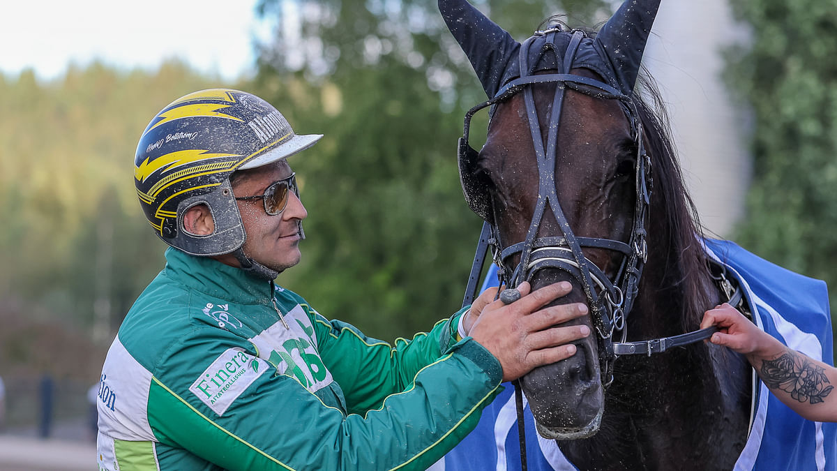 Sky Musclen valmentajan Markus Porokan vihreissä väreissä Sky Musclea ohjastava Henri Bollström ajoi ruunalla viime starttiin voiton.