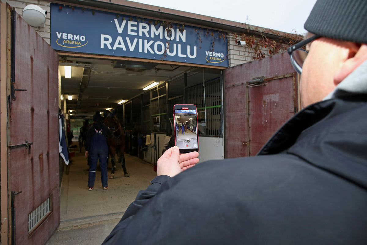 Raine Lehtonen ottaa videota Vermon tallialueella sijaitsevan ravikoulun edessä.