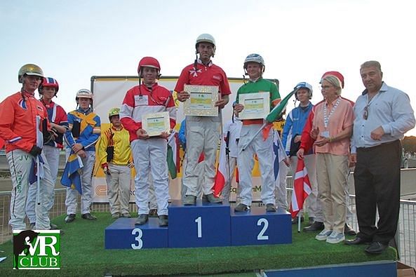 Jean-Claude Pace voitti EM-kultaa. Palkintoja jakamassa UET:n puheenjohtaja Marjaana Alaviuhkola.
