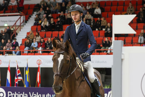 Hugo Kogelnig ja luottoratsu Vermont 2. Kogelnig vaikuttui Helsingin kilpailuista, ja yleisö nuoresta, taitavasta ratsastajasta.