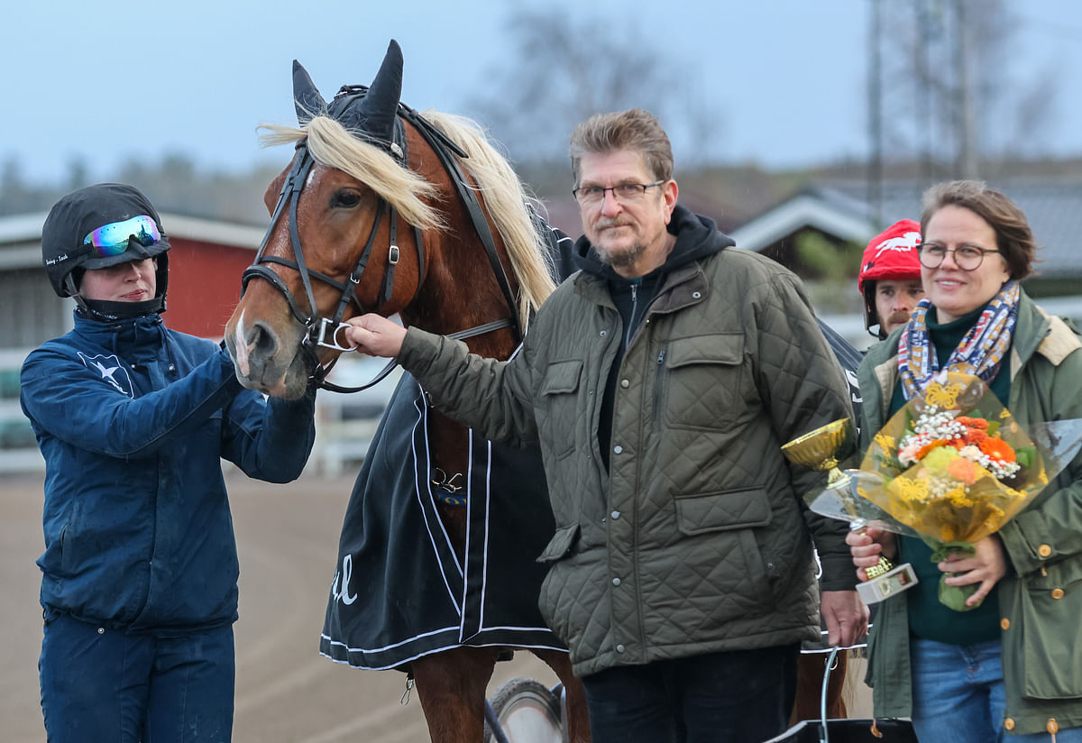 Wolt toi härmäläisen Pekka Lillbackan ja Emilia Levulan  voittajaseremonioihin. Turussa hevosen matkassa oli Chloe Pettersson (vas).