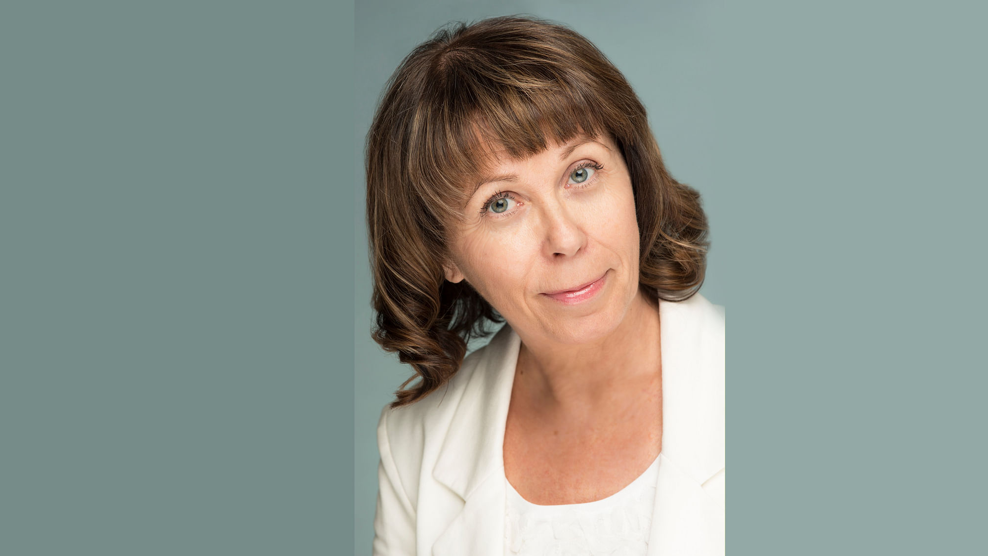 Soili Poijula on laillistettu psykologi, laillistettu psykoterapeutti ja kouluttajapsykoterapeutti, jolla on paljon kokemusta erilaisten kriisitilanteiden hoidosta.