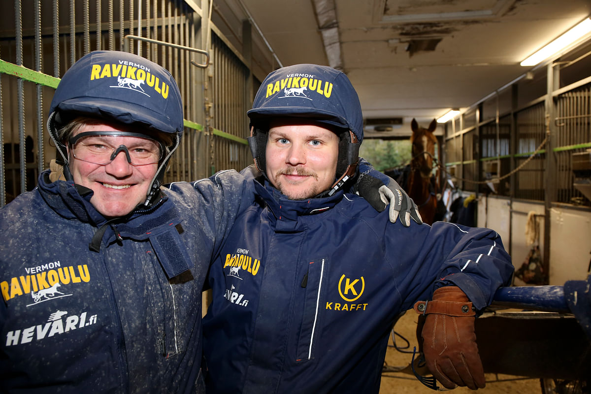Jarno Kosonen ja Mikko Kokkonen virittäytyvät keskiviikkoillan tunnelmaan ohjastajina.