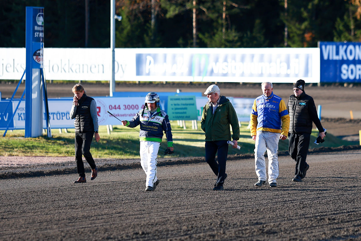 Juuri ennen päätöstä ravien perumisesta moni kävi kilpailupaikalla toteamassa tilanteen. Vasemmalla radan johtaja Kari Tiainen.