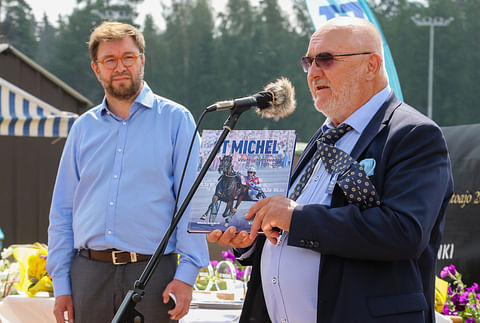 Markku Kakriainen avasi vuoden 2021St Michel -ravit silloisen liikenne- ja viestintäministerin Timo Harakan kanssa.