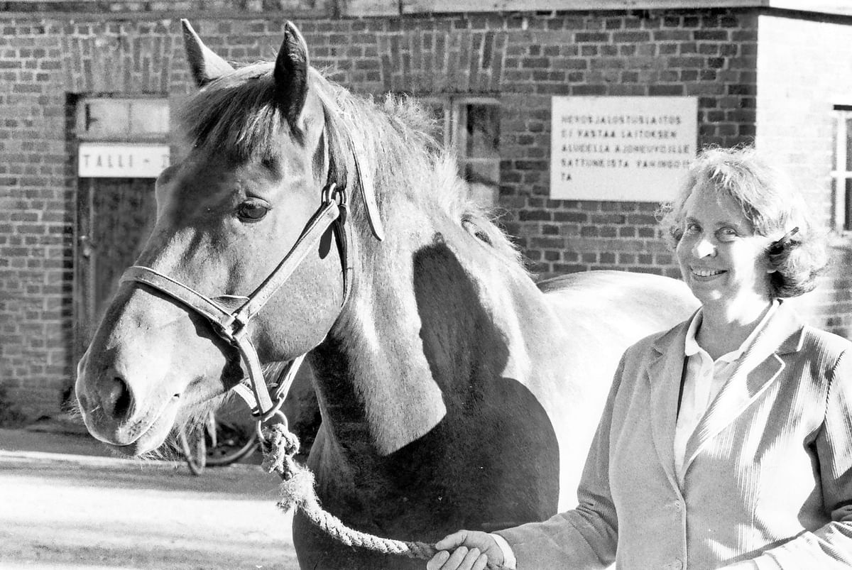 Leea Rauvala 1922–2023 oli suunnittelemassa ja toteuttamassa merkittäviä Ypäjän Siittolanmäen laitosten kehittämis- ja uudistamistoimia ja osallistui myös hevosalan koulutuksen valtakunnalliseen kehittämiseen. 