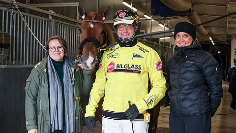 Weikko vieraili viime syksynä Jokimaalla. Hevosen kanssa poseerasivat Emilia Levula, Öystein Tjomsland ja Emmy Hansson.