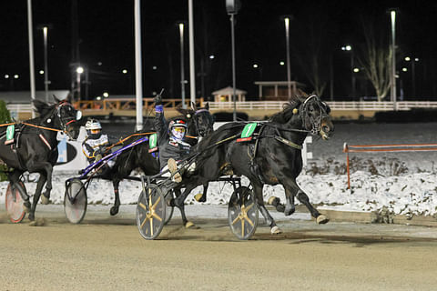 Kenneth Danielsen tuulettaa Speedy Norwegianin voittoa Porin perjantairaveissa.