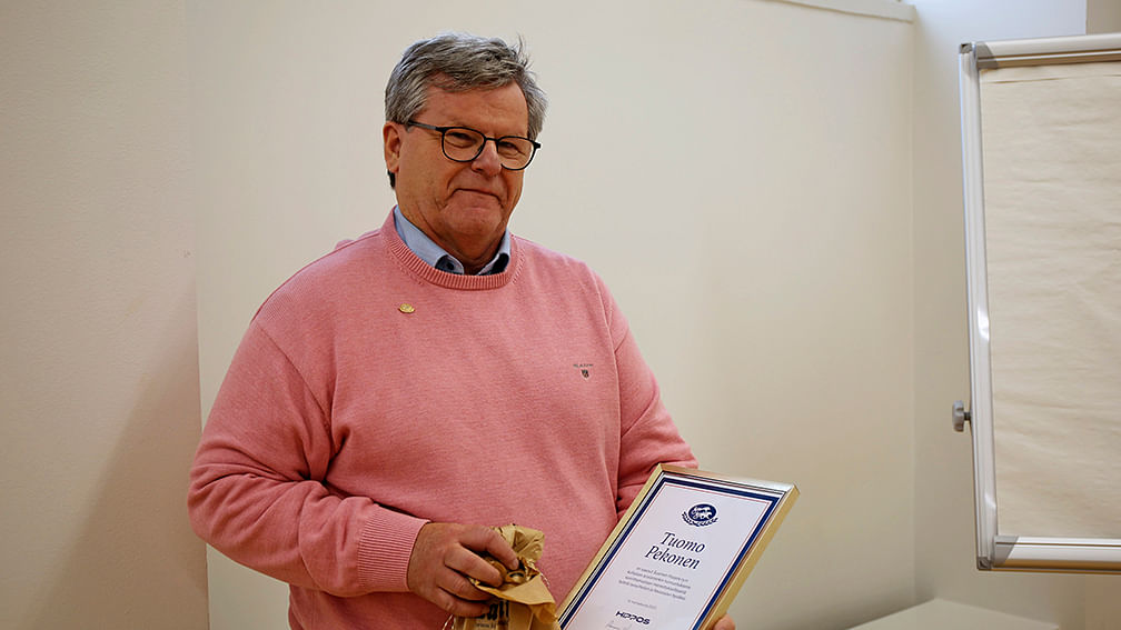 Suomen Hippoksen kilpailupäällikkö Tuomo Pekonen huomioitiin valtuuskunnan kokouksessa Suomen Hippoksen kultaisella ansiomerkillä.