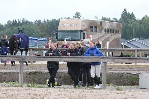 Aarnio-Wihuri Ainon kentän laidalla. 