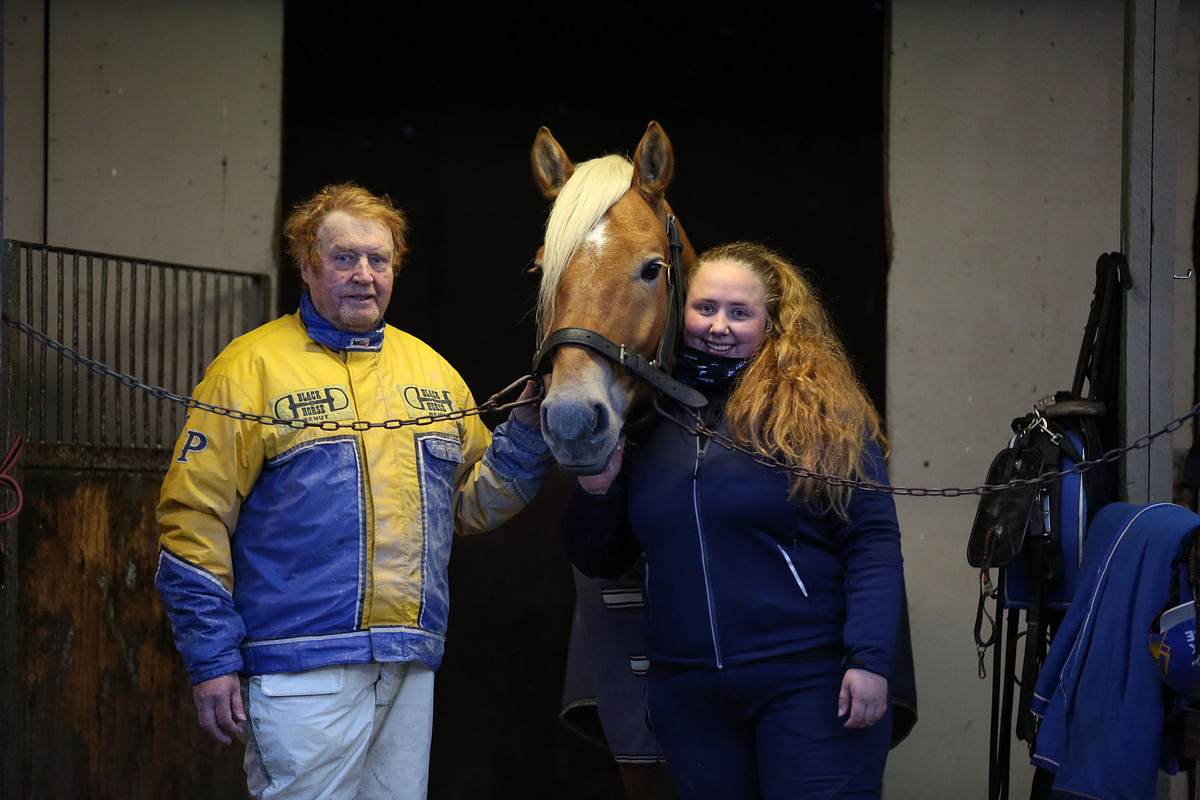 Pertti Puikkonen on valmentaja ja yli 3000 voittoa ajanut ohjastaja. Bea-Maria Puikkonen on hevosenhoitaja ja päivätöissä Lihatukku Veijo Votkinilla. Hevonen kuvassa on Fager.