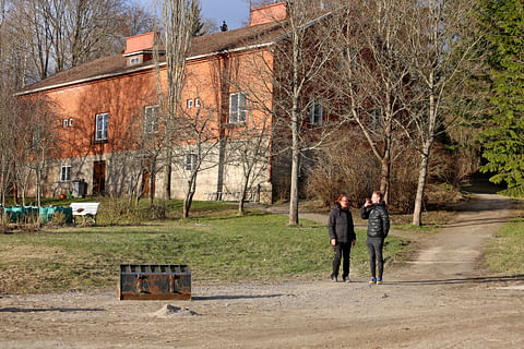 Äiti ja poika Nurmijärven talossa. 