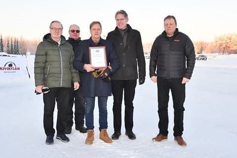 Heikko Korhonen (kesk.) otti vastaan Suomen Hippos ry:n Kultaisen ansiomerkin.