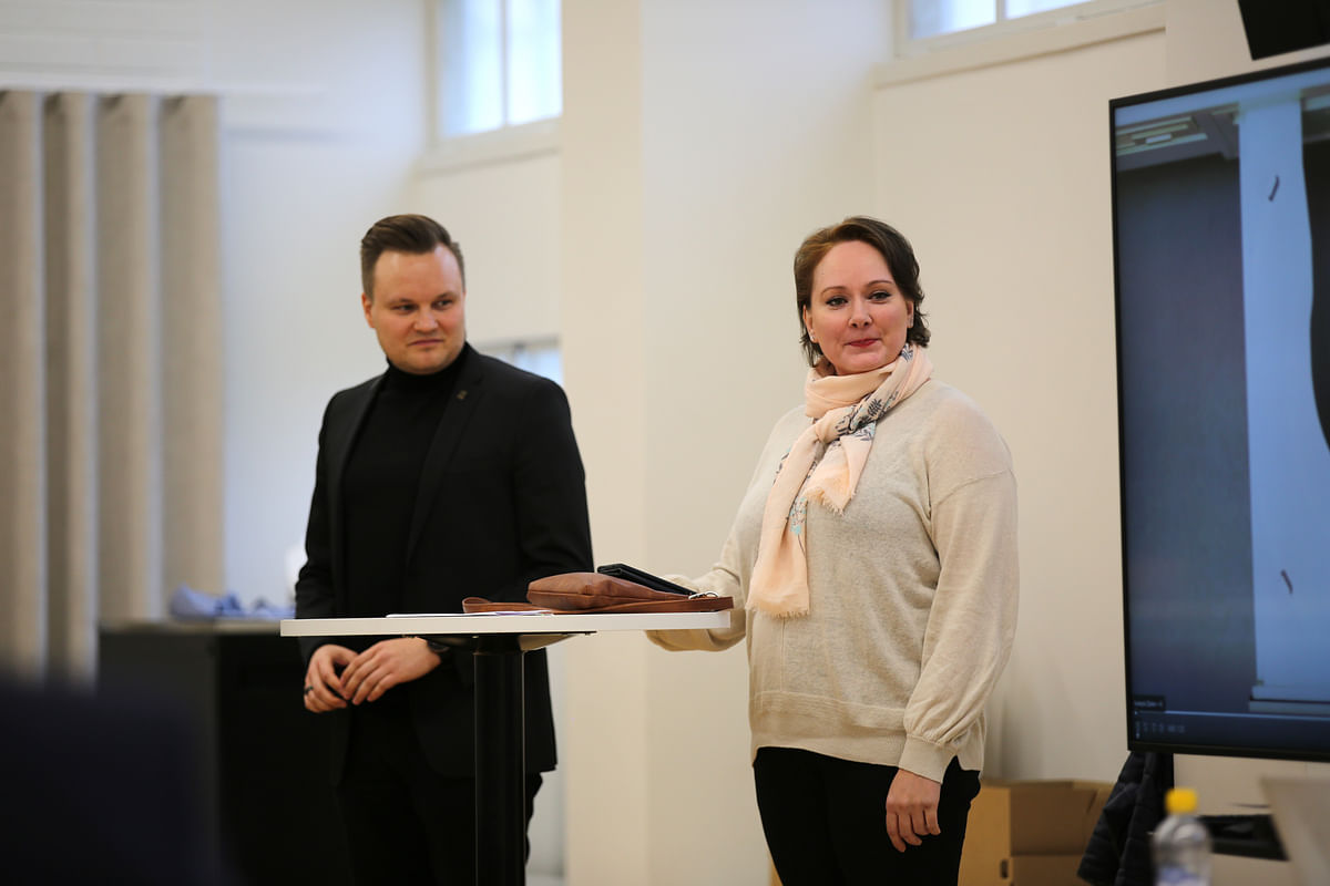 Aleksi Eskelinen ja Marita Huttunen esittelemässä Kuopion Kuninkuusravihakemusta valtuuskunnan kokouksessa marraskuussa.