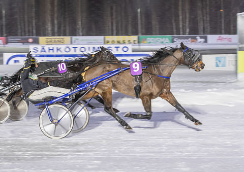 Tero Lahtinen nosti käden ilmaan voiton merkiksi.