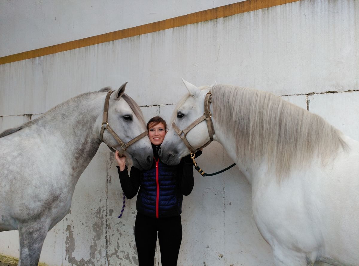 Kouluratsastaja Matilda Schmechel pitää PRE-hevostallia Espanjassa. Tässä hän on kuitenkin entisen opinahjonsa Jerezin Real Escuela Andaluza del Arte Ecuestren hevosten Yunteron ja Degladon kanssa. 