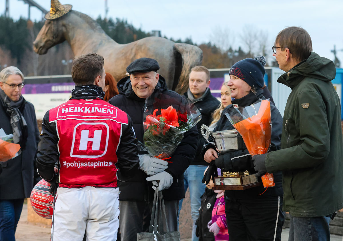Christer Sandholm pääsi juhlimaan Viens Icin Kymenlaakso-ajon voittoa osakasvattajan ja -omistajan roolissa.