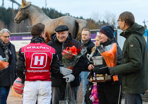 Christer Sandholm pääsi juhlimaan Viens Icin Kymenlaakso-ajon voittoa osakasvattajan ja -omistajan roolissa.