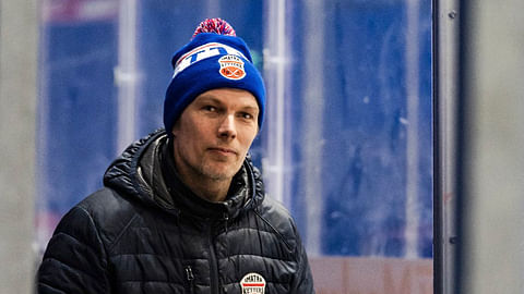 Jouni Hallikas on siirtynyt ravivalmentajasta jääkiekkovalmentajaksi.