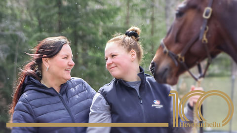 Äiti Susanna Packalén on pitkän linjan hevosenomistaja, -kasvattaja ja harrastajavalmentaja, jonka kasvatit tunnetaan etuliitteistä Kiikku’s ja Kiikun. Tytär Christa Packalén on ammattivalmentaja.