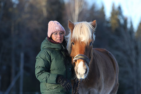 Koomikko ja onnellinen omistaja Johanna Juntheikki. 