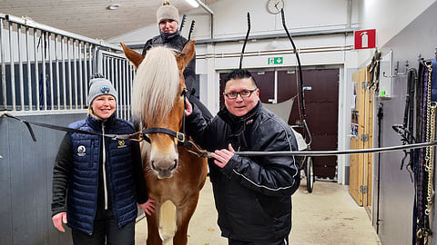 Tiimiin kuuluvat lähes 30 vuotta sitten sokkotreffeiltä löytynyt vaimo Paula Lappalainen, Mika Lappalainen sekä suomenhevonen Taikakaulimen selässä istuva Karin Ahonen.