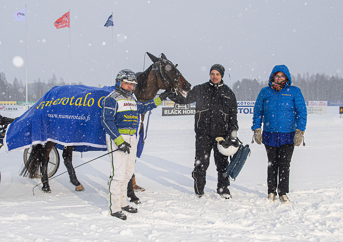 Matti Riipisen (kuvassa hevosen oikealla puolella) tallin menestysnimi viime vuonna oli yli 37 000 euron kausiansiot juossut Adrasthee.