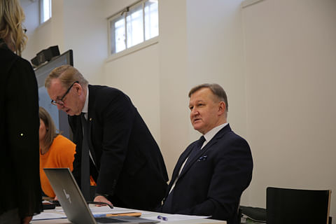 Antti Lehtisalo (oik.) johtaa Suomen Hippoksen hallitusta, Olavi Haanketo valtuuskuntaa.
