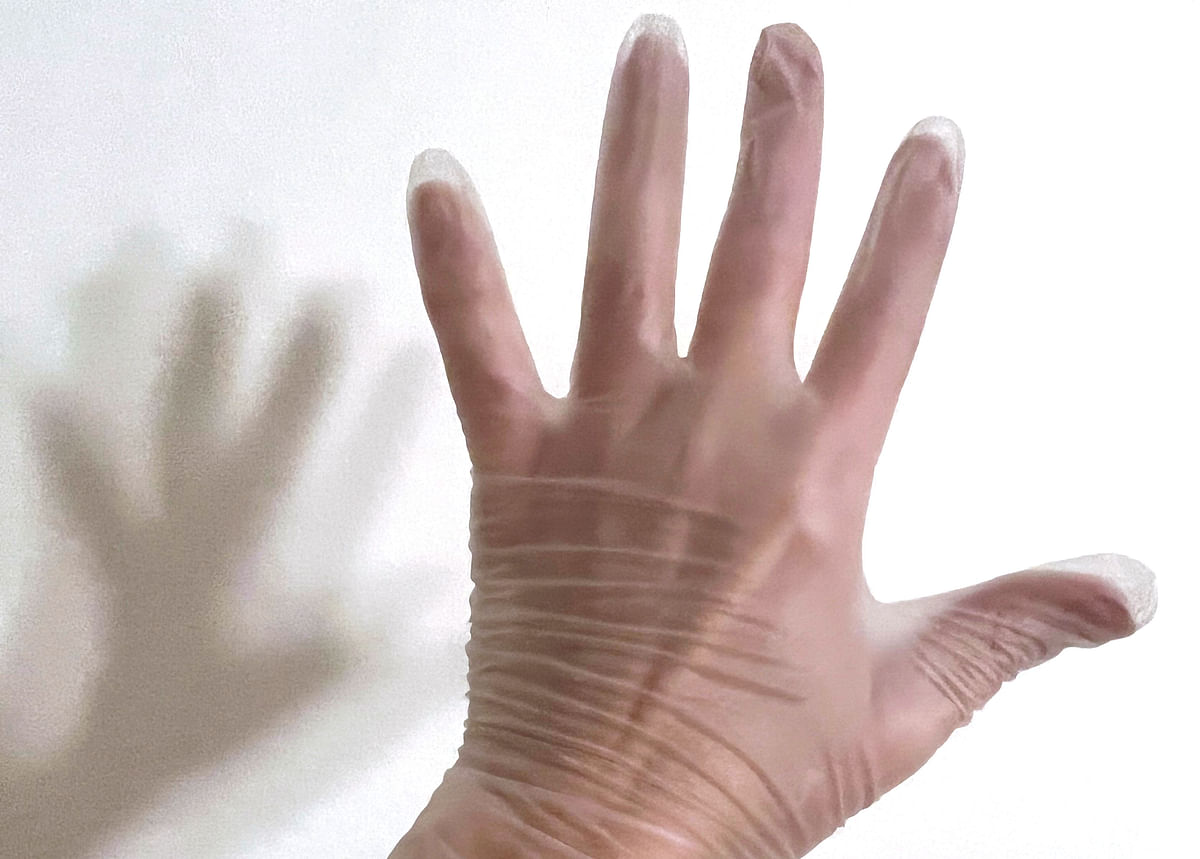 Ohut kädenmyötäinen siivoushanska kuulemma toimii lämmöneristeenä, jos käsi on riittävän lämmin ennen hanskan laittoa. 