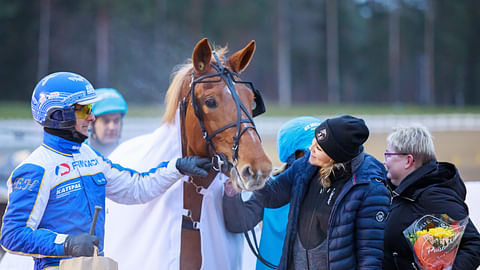 Esa Holopainen, hoitaja Kaisa Tamminen ja Lilja Virtanen Ciiran Tähden viimeisiksi jääneissä voittajaseremonioissa 5.11.2022 Mikkelissä.