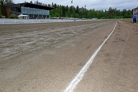 Maalisuoralla ei Kuninkuusravien lauantaina ja sunnuntaina saa pujahtaa sisäradan ohituskaistalle.