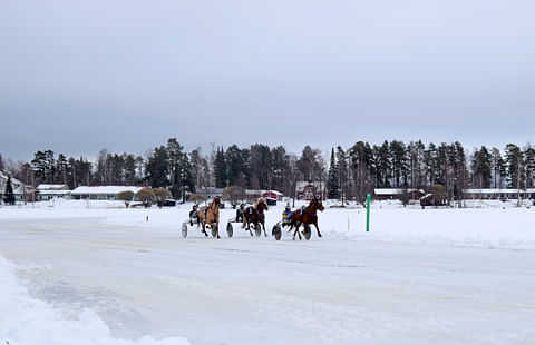 Järjestäjiin kuulunut Terho Rautiainen urakoi ajamalla kilpaa neljässä lähdössä. Tässä Suvitähden kanssa keulilla.