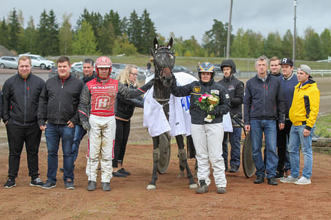 Santtu Raitala ajoi Anniina Lindforsin (hevosen oikealla puolella) valmentaman Hocuspocus Avengerin voittoon Forssassa syksyllä 2019.