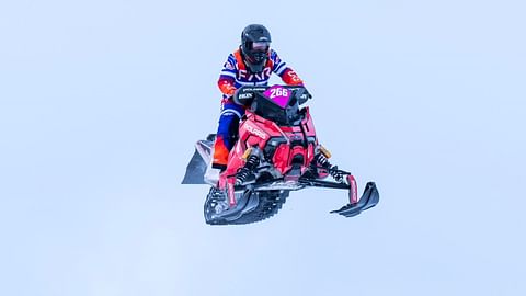 Snowcross on nimensä mukaisesti motocrossia moottorikelkalla.