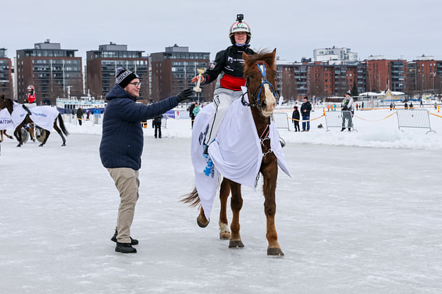 Varma-Konsti ja Tiia Vehviläinen saivat kylmäveristen montén ykköspalkinnon Miika Lähdeniemeltä.