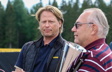 Juha Vidgrén onnitteli Jukka Grönforsia V.G. Voiton Varsakunkun voitosta Mikkelissä kesällä 2022.
