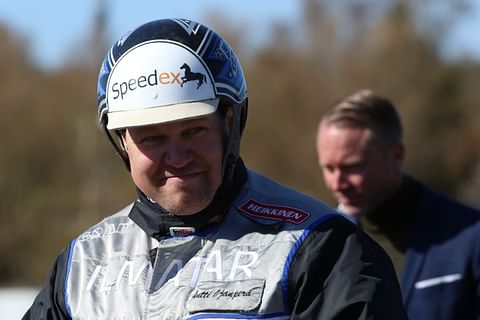 Antti Ojanperä antoi täyden tunnustuksen Pelimanni-ajon voittaneelle Issakan Valolle.