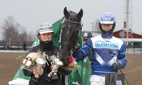 Borups Victory vei nimiinsä Seinäjoki Racen. Mukana seremonioissa valmentaja Daniel Wäjerstenin lisäksi hevosen hyvinvoinnista vastaava Moa Bylund.