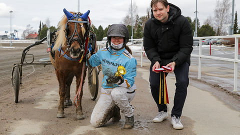 Pikku Humanteri ja Ronja Grönman juhlivat ensimmäisessä ponilähdössä Porissa. Toimitusjohtaja Tommi Lähdekorpi onnitteli voittajaa.