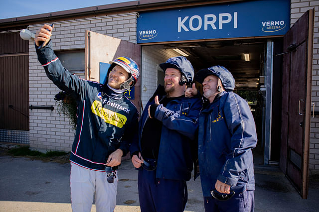 Janne Korpi järjestää Ville Haapasalolle ja Vermon tapahtumajärjestäjälle Mico Mansnerille hevoskisan.