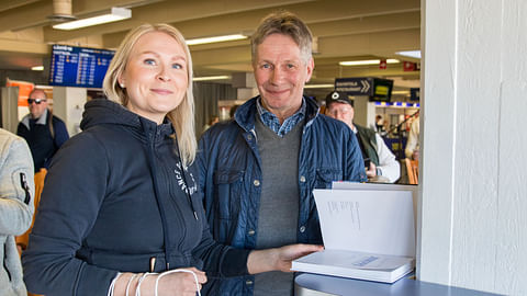 Jomppe signeeraa kirjoja, Kaisa Tamminen on jo kirjan hankkinut.