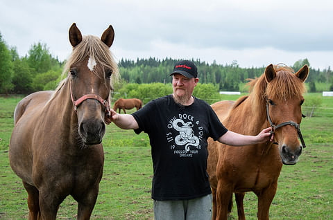 Mika Karhinen esittelee kotitilallaan Sähköpostia (vas.) ja Ekebo Luciaa. Kasvattaja muistuttaa, että emälinjalla on todella iso merkitys sukupuussa, ja hän pyrkii vuosittain satsaamaan tammakannan uusimiseen.