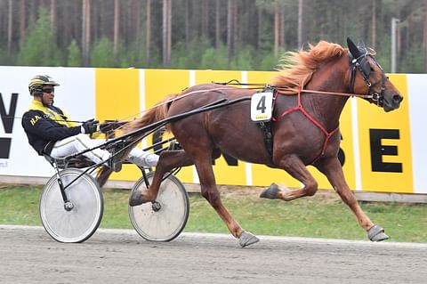 Henri Bollström lasketteli Carulla ylivoimaisen voiton.