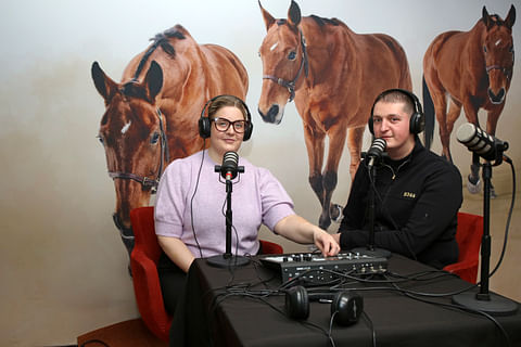 Saana Lehmussaari ja Tenho Ärling äänittävät Ravipodiumin podcastit Vermossa sijaitsevalla studiolla.