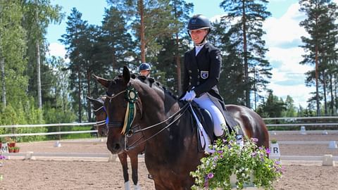 Mette Kauppila ja Shania perjantain palkintojenjaossa. 