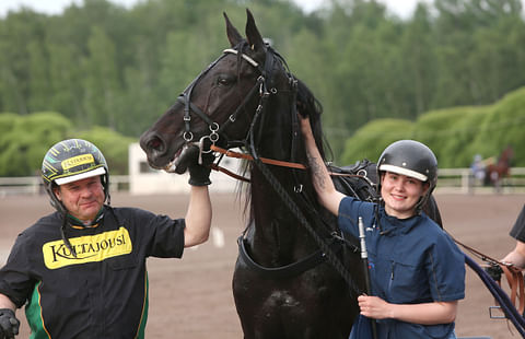 Run For Royalty ohjastajansa Ilkka Korven ja hoitajansa Jenina Hamarin kanssa.