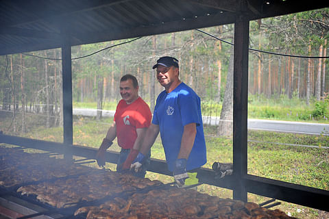 Iikka Mäkipere (oik.) on broilerinkasvattaja itsekin. Kokemäellä grillataan silti rakkaudesta hevosharrastukseen.